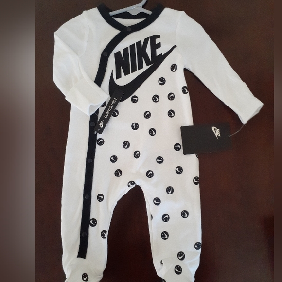 Nike Baby Smiley Coverall Footed Sleeper White/ Black Size 6M NWT - Picture 2 of 5